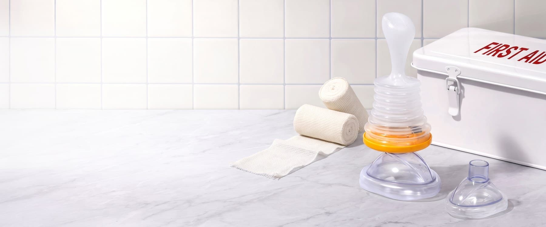 LifeVac wandkit naast de EHBO-doos in een professionele keuken